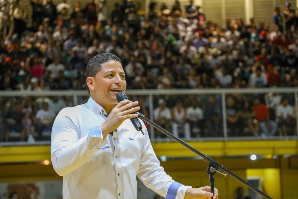 Diputado Luis Báez encabeza inauguración del primer Torneo Superior de Baloncesto en Baní