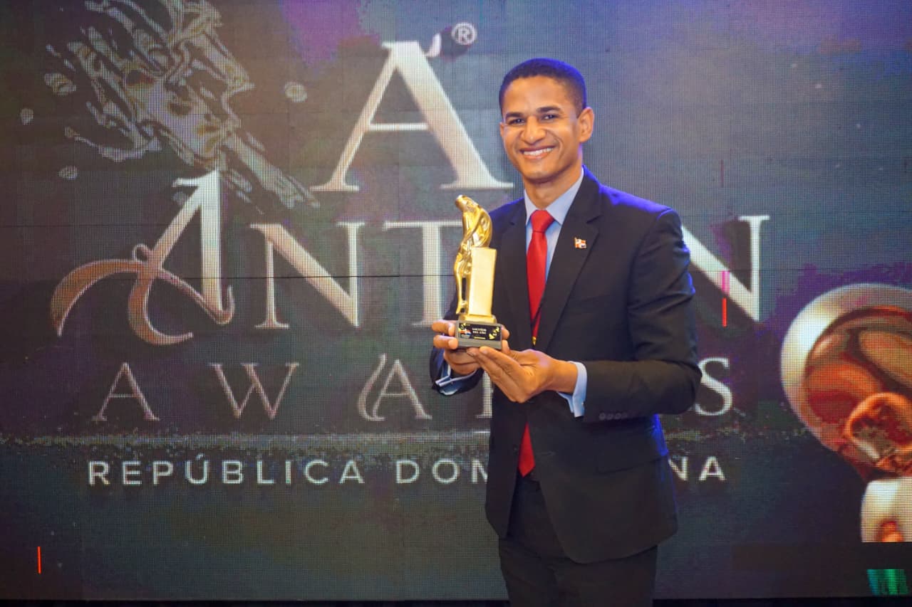 Raphy De León es reconocido como locutor del año en los Anton Awards 2026
