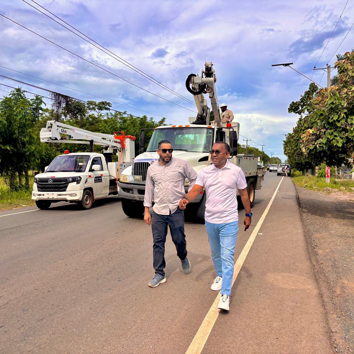 Tras gestión de Víctor Pichardo, instalan lámparas de alumbrado en kilómetro 5 de Monte Plata