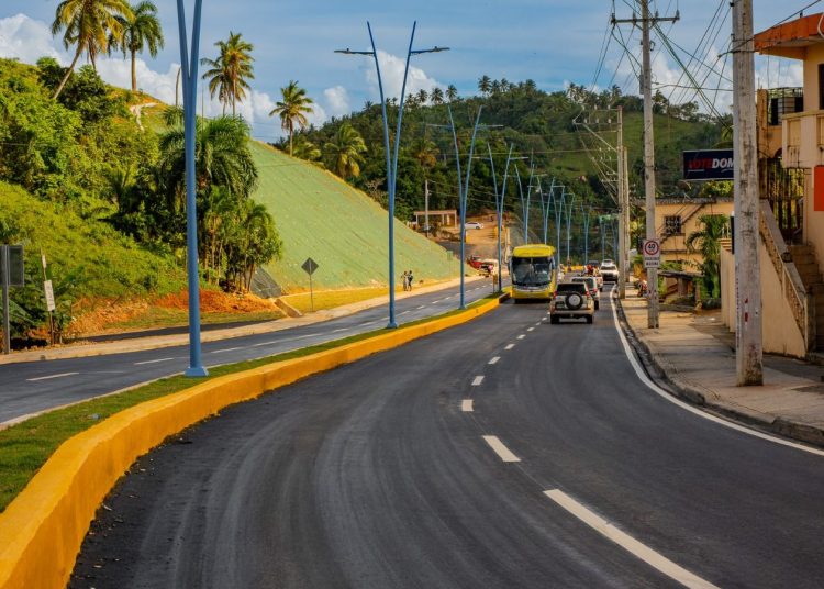 Reconstrucción vial en Santa Bárbara concentra más del 75% de la inversión pública ejecutada en Samaná