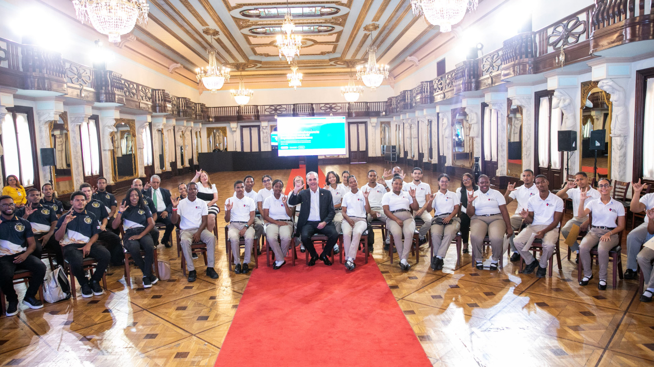 Abinader recibe a 53 estudiantes sordos graduados en inteligencia artificial