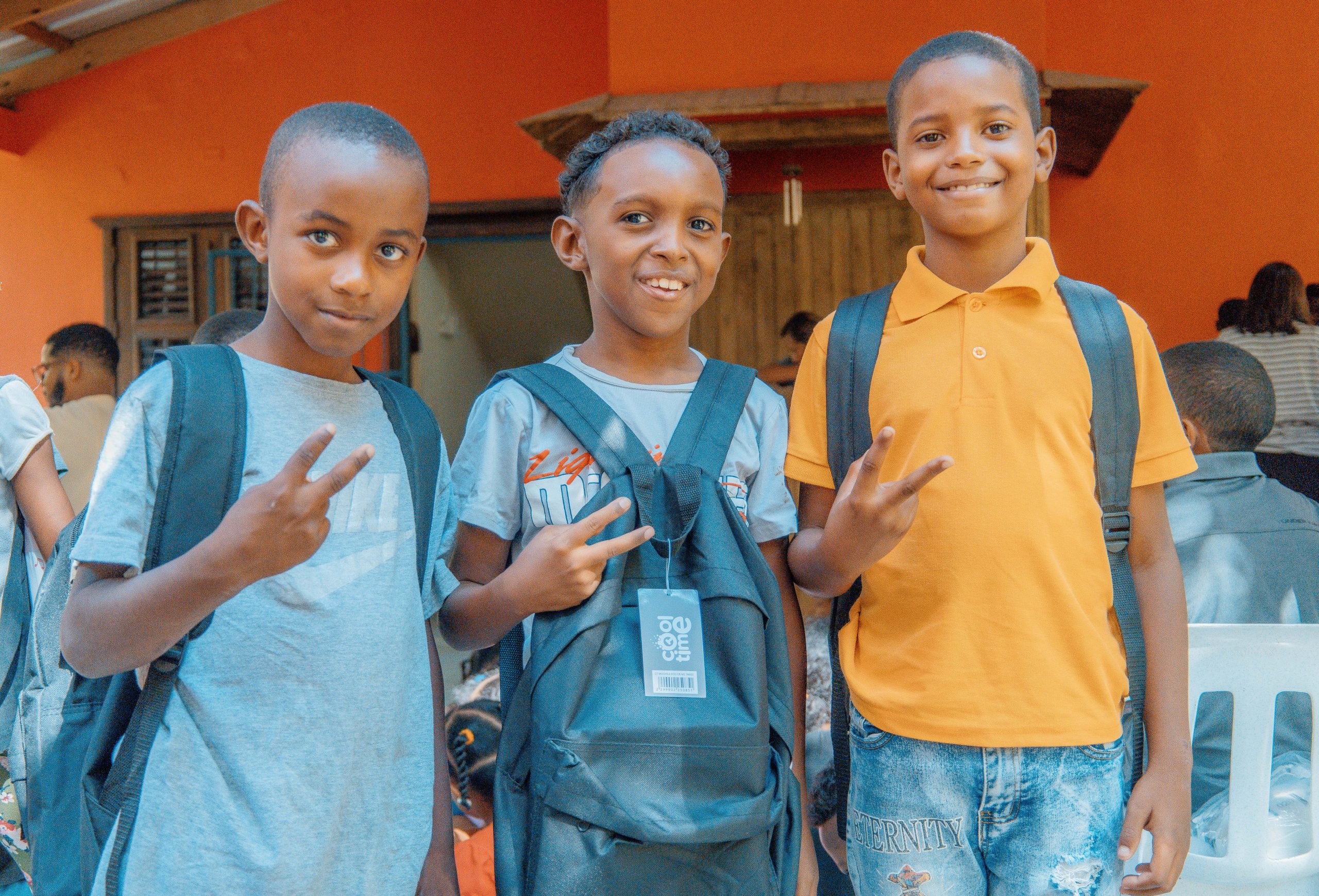 Fundación Porciones de Alegría beneficia a más de 130 niños en Los Guineos de Neiba con la entrega de útiles escolares