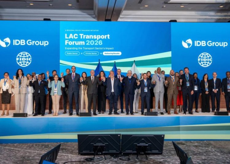 Eduardo Estrella destaca inversión en puentes, carreteras y puerto de Manzanillo en foro del BID