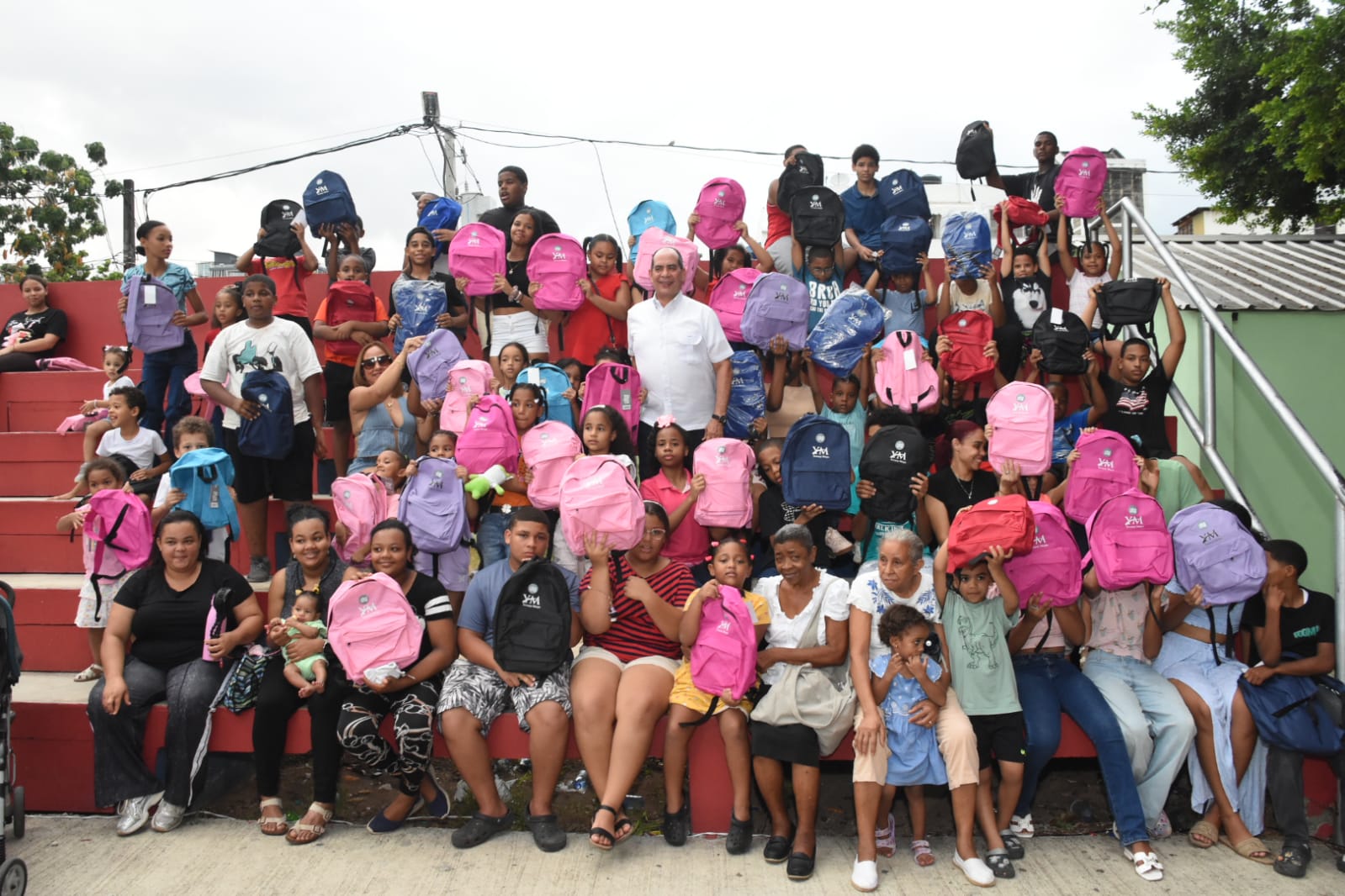 Regidor Moya culmina entrega de útiles escolares a niños de escasos recursos en la Circunscripción 1