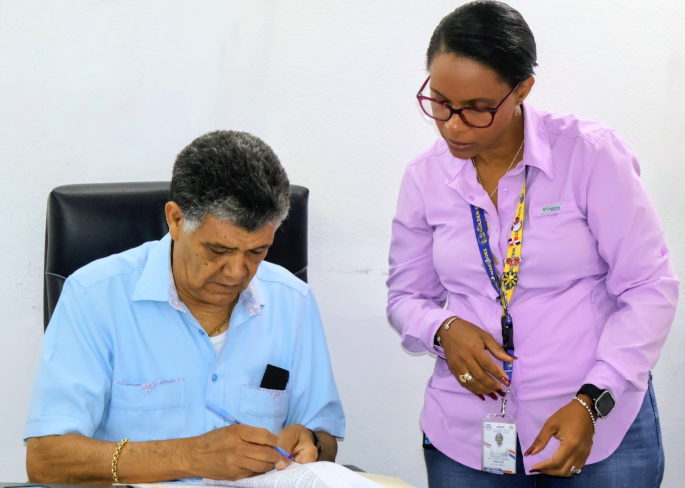 Alcalde Francisco Peña anuncia construcción de calles y aceras en diversos sectores de SDO