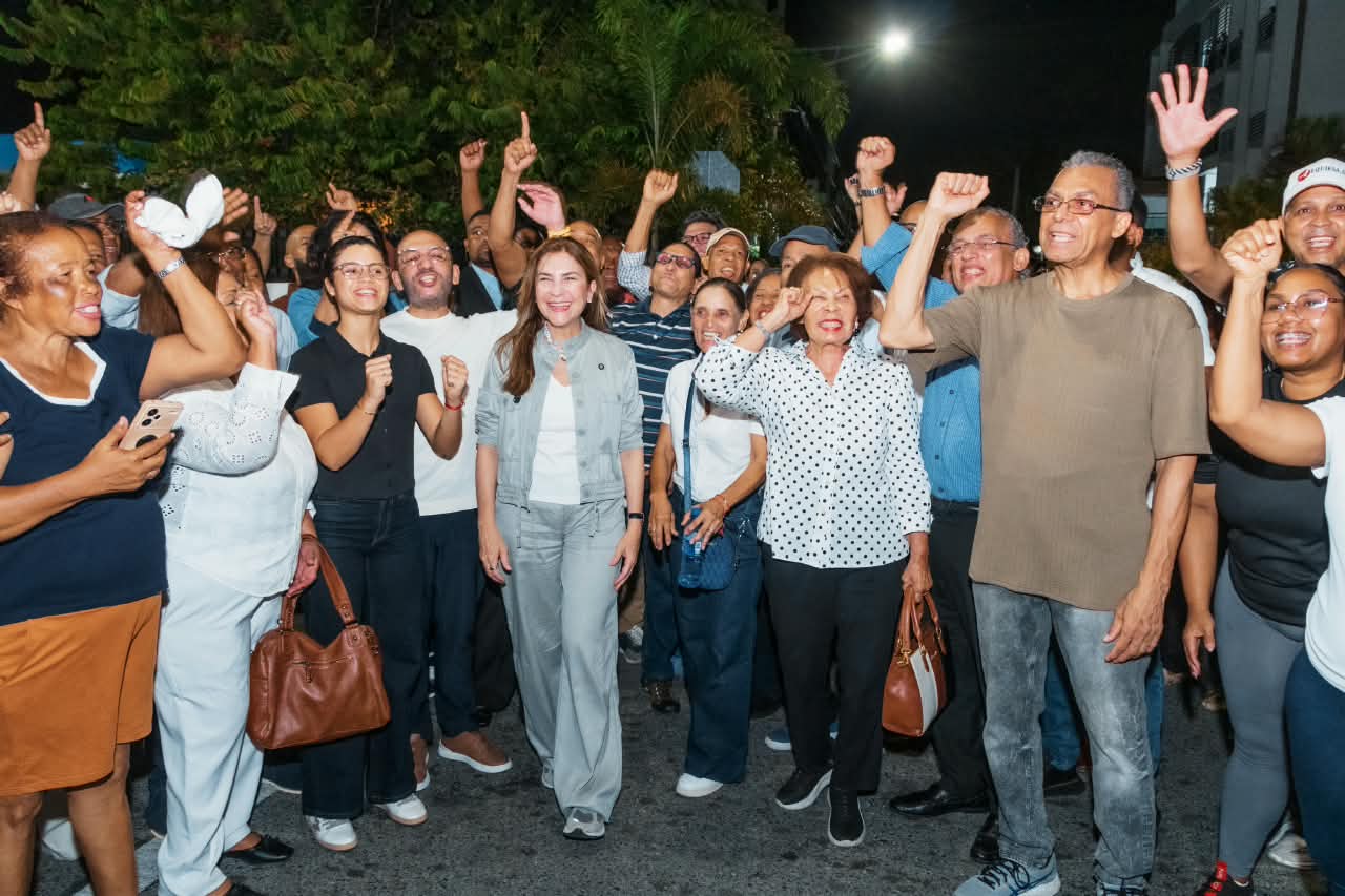 Carolina Mejía fortalece la seguridad en 20 sectores de los kilómetros de la Independencia con la iluminación de 77 calles