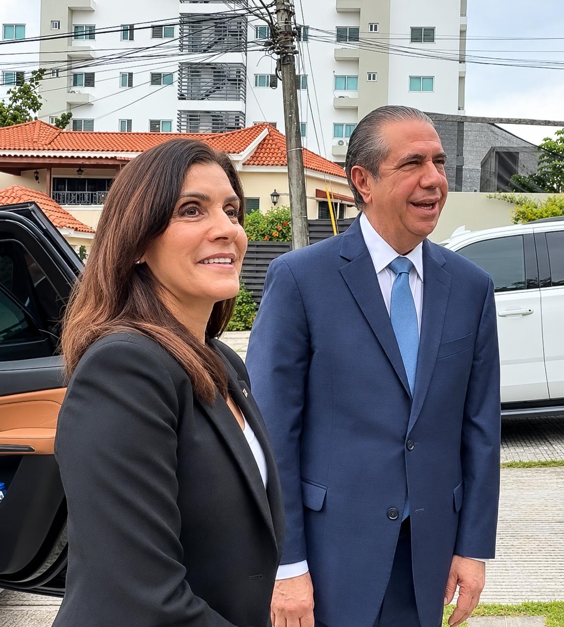 Embajadora de EEUU gira visita a Francisco Javier, de la que el político destaca vocación democrática