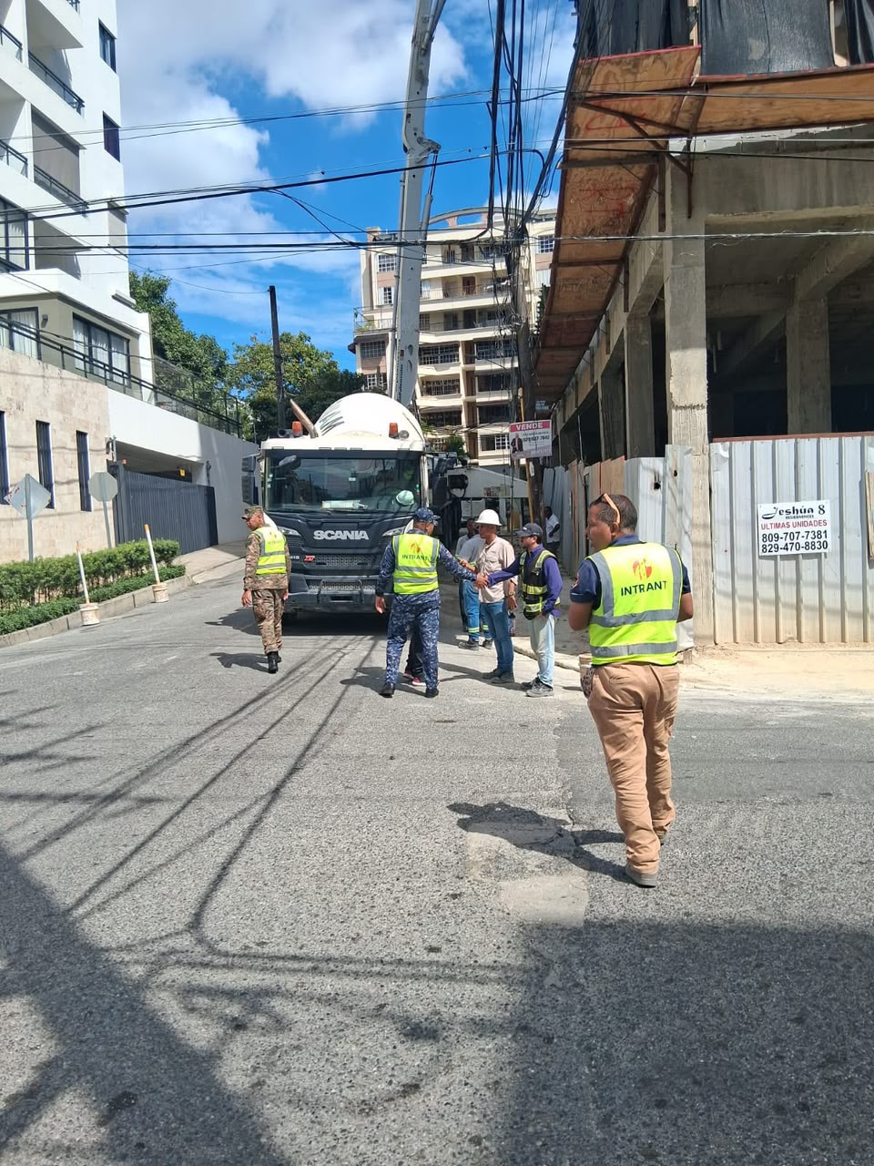 INTRANT multa a 15 empresas constructoras por obstrucción de la vía pública y uso de carril para vaciado de hormigón y disposición de materiales de construcción sin contar con el permiso correspondiente
