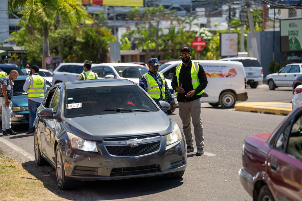 INTRANT y DIGESETT fiscalizan 12 conductores de concho en Santiago