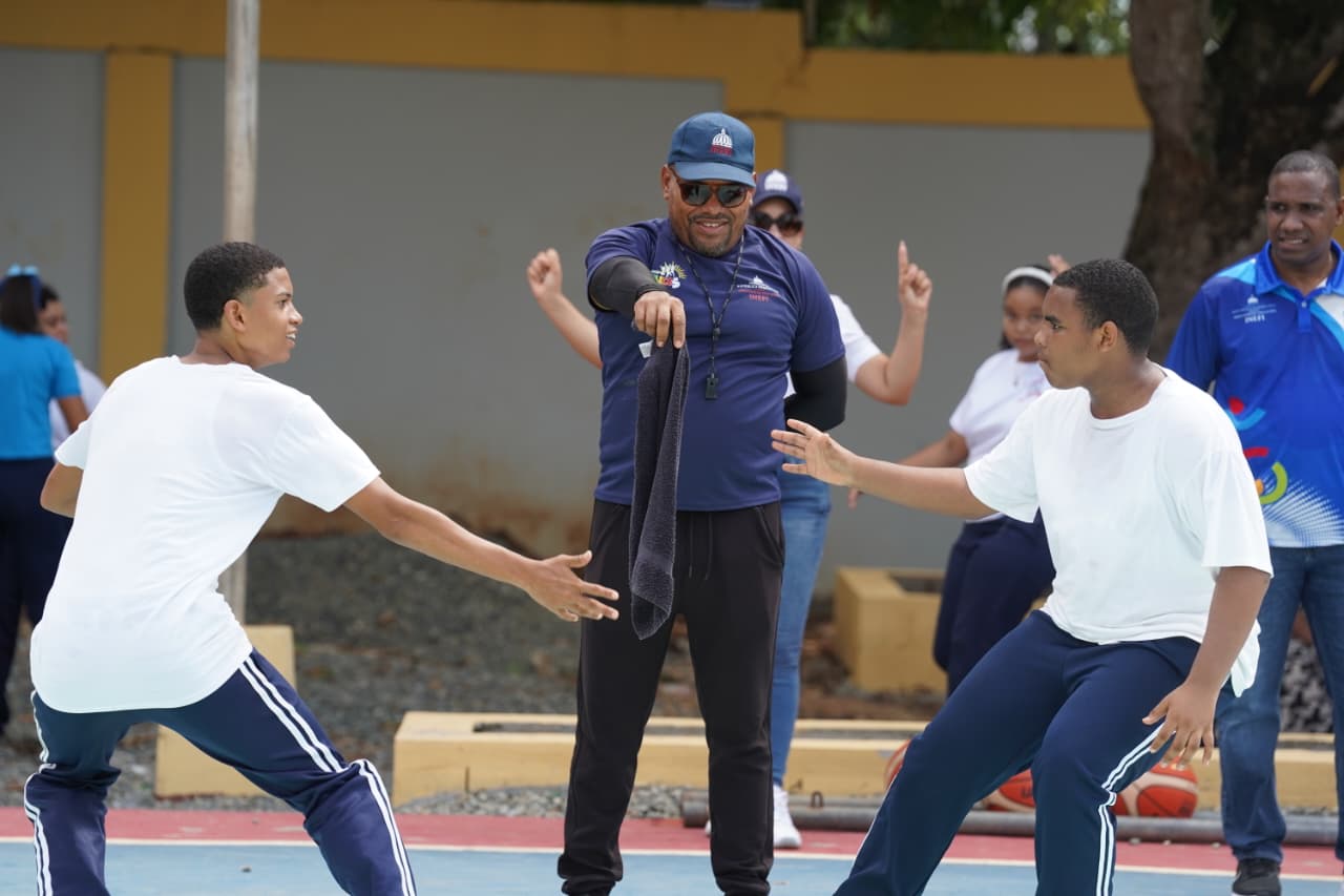 INEFI fortalece la educación física y el deporte escolar en más de 20 escuelas del Cibao con utilería deportiva; inicia la entrega de 5000 kits de trabajo para docentes 