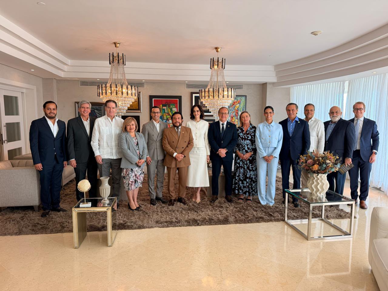 Vicepresidente de El Salvador comparte con destacados empresarios dominicanos durante visita a Santo Domingo