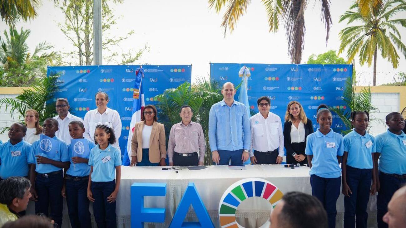 Director de la FAO visita escuela de Monte Plata que promueve la alimentación sostenible
