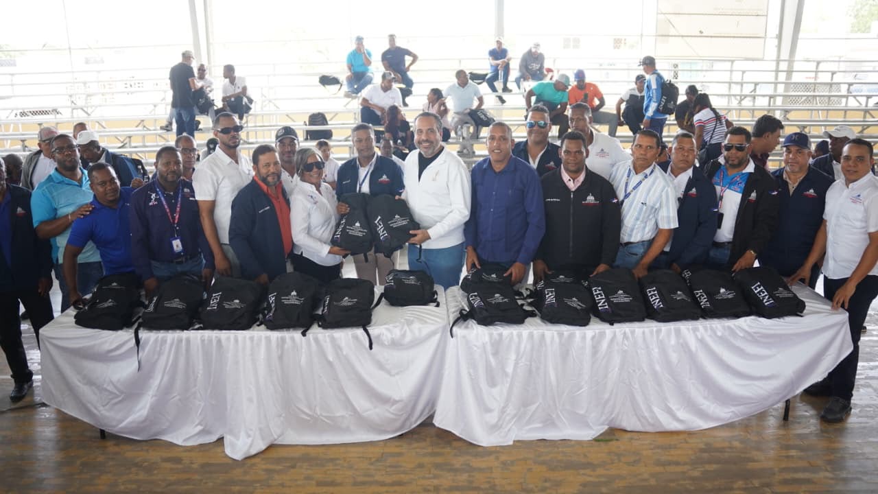 INEFI lleva equipos deportivos a más de 30 escuelas de Nagua, Bánica y Las Matas de Farfán