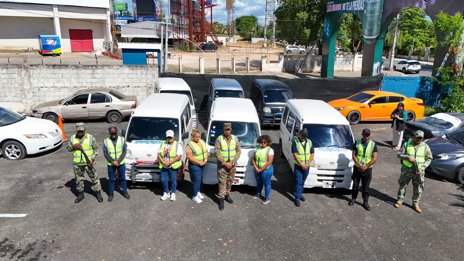 INTRANT retiene seis vehículos por irregularidades en servicios de transporte en Ciudad Juan Bosch