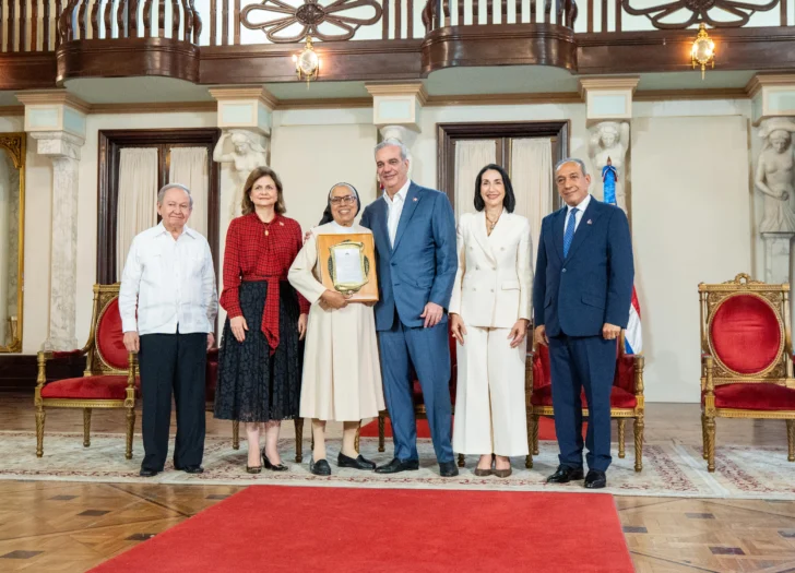 Abinader reconoce a Ellis Pérez y al Hogar de Ancianos Nuestra Señora del Carmen de Higüey