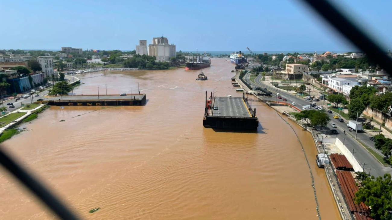 Puente flotante sobre el río Ozama cerrará este sábado por paso de tres embarcaciones