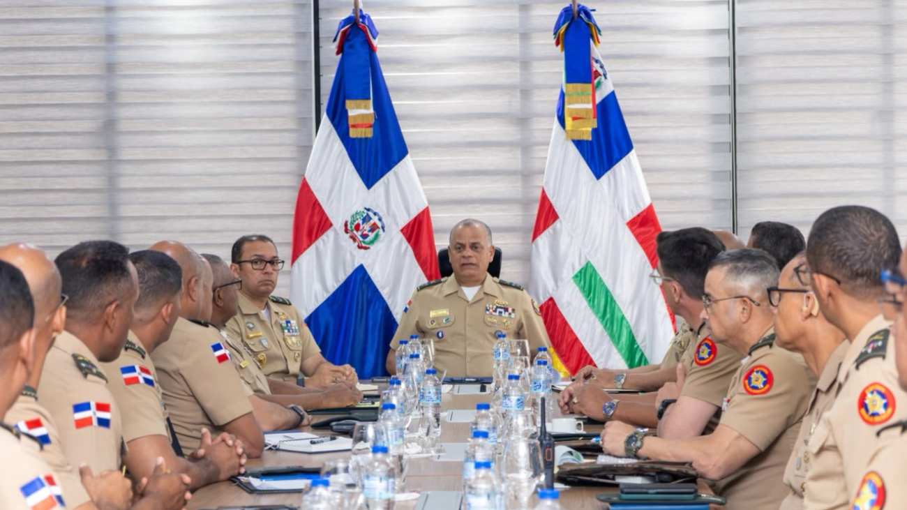 Ministro de Defensa revisa planes de seguridad nacional con altos mandos militares