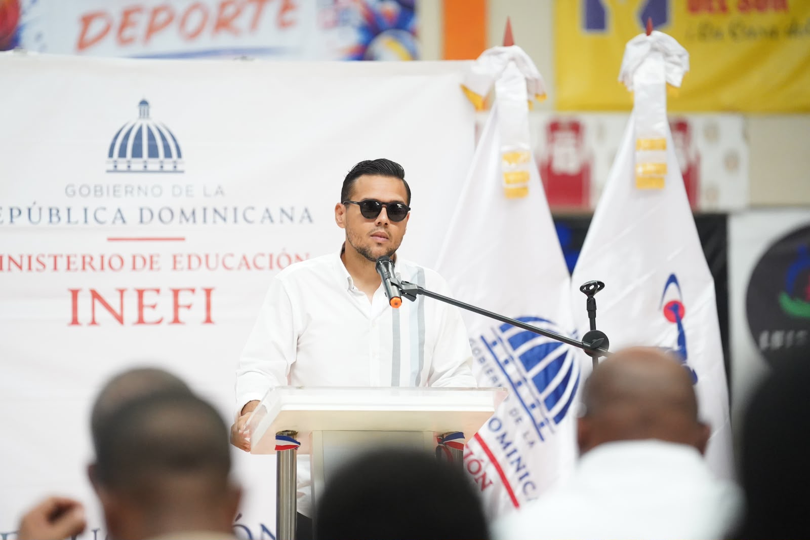 Maestros de educación física acuden en masa a la entrega de kits para docentes en San Cristóbal convocada por el INEFI
