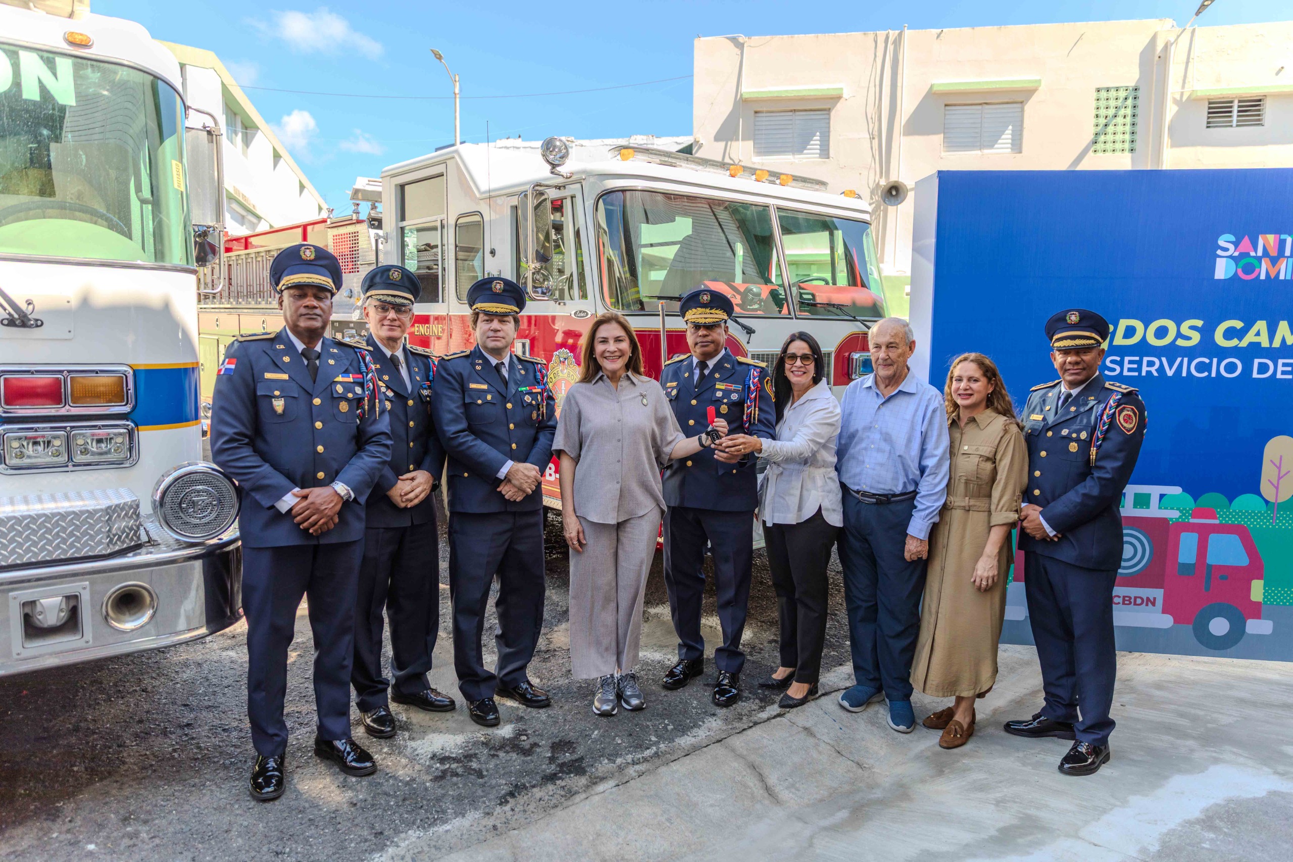 Carolina Mejía entrega dos camiones para reforzar los Bomberos del Distrito Nacional