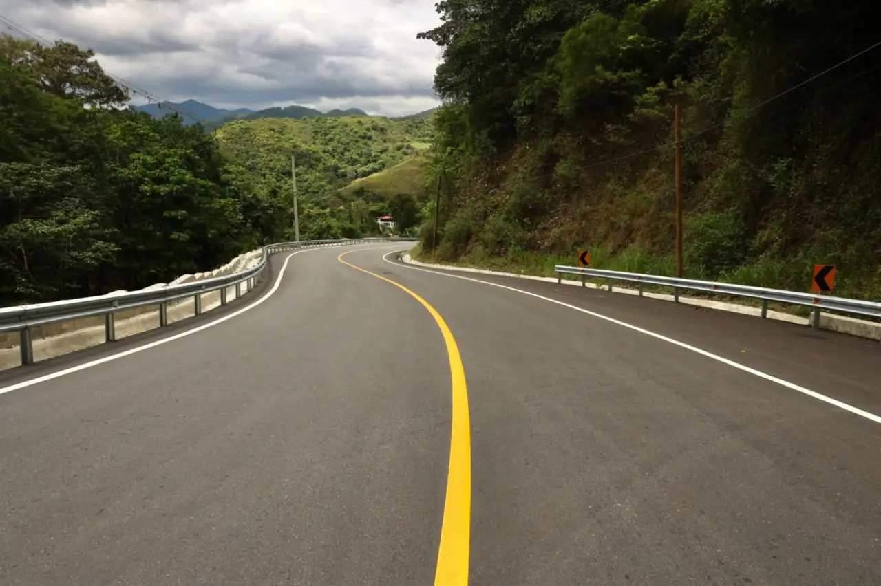 Tras más de 20 años de espera, inauguran carretera que conecta Ocoa con el Cibao