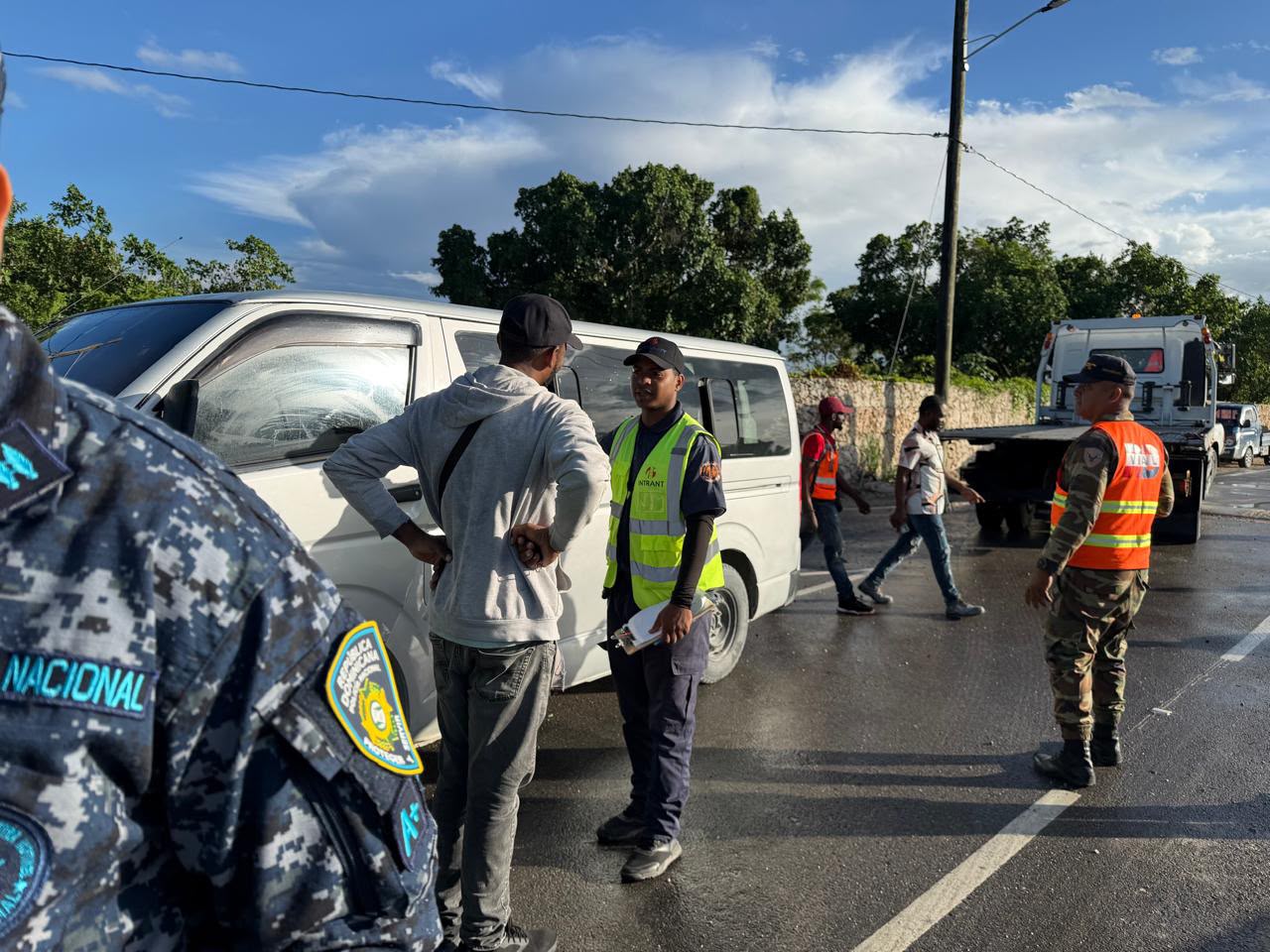 INTRANT retiene cinco autobuses operados por haitianos en condición irregular en Friusa