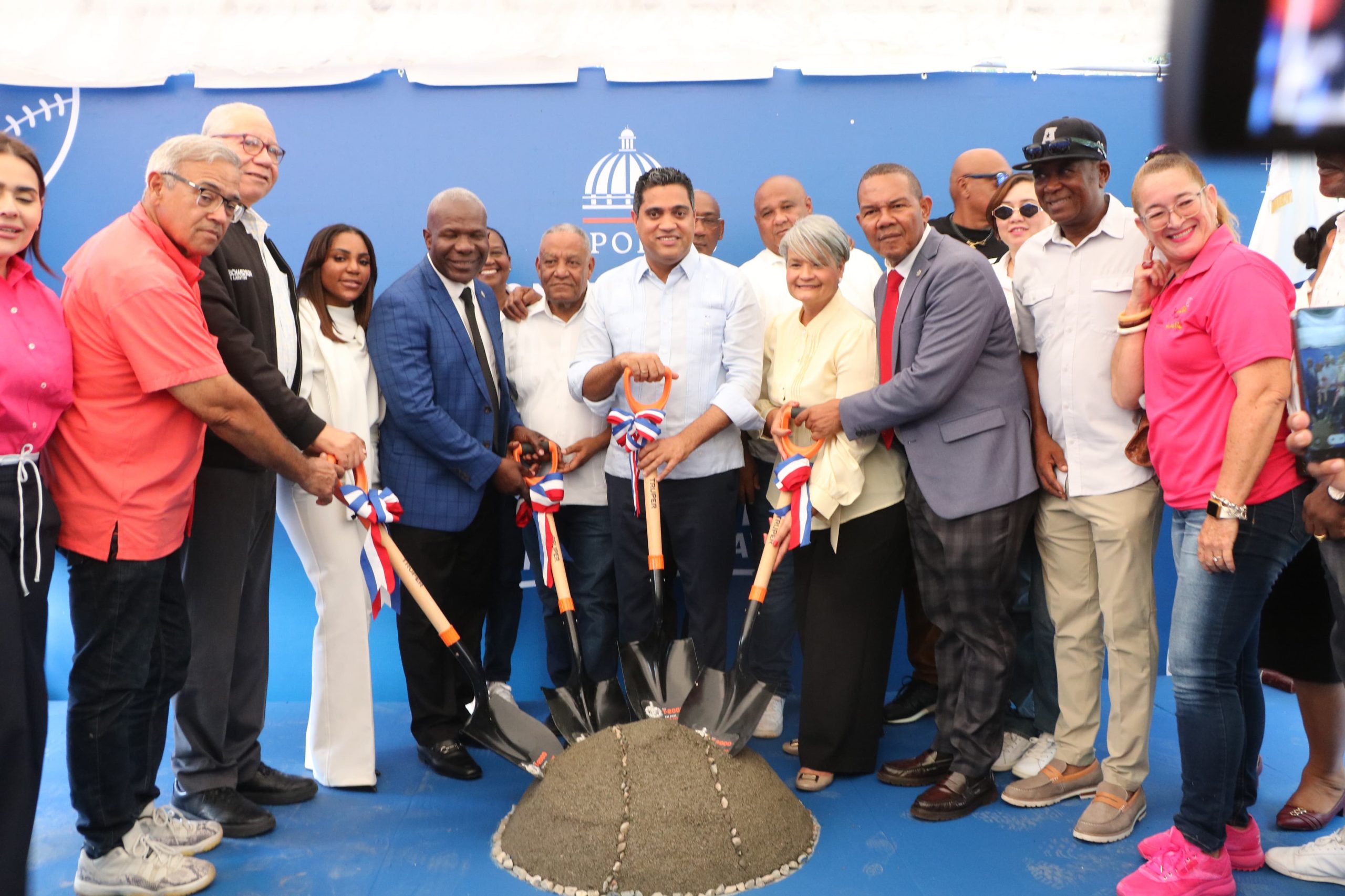 Kelvin Cruz da primer picazo para construir estadio de béisbol en Consuelo