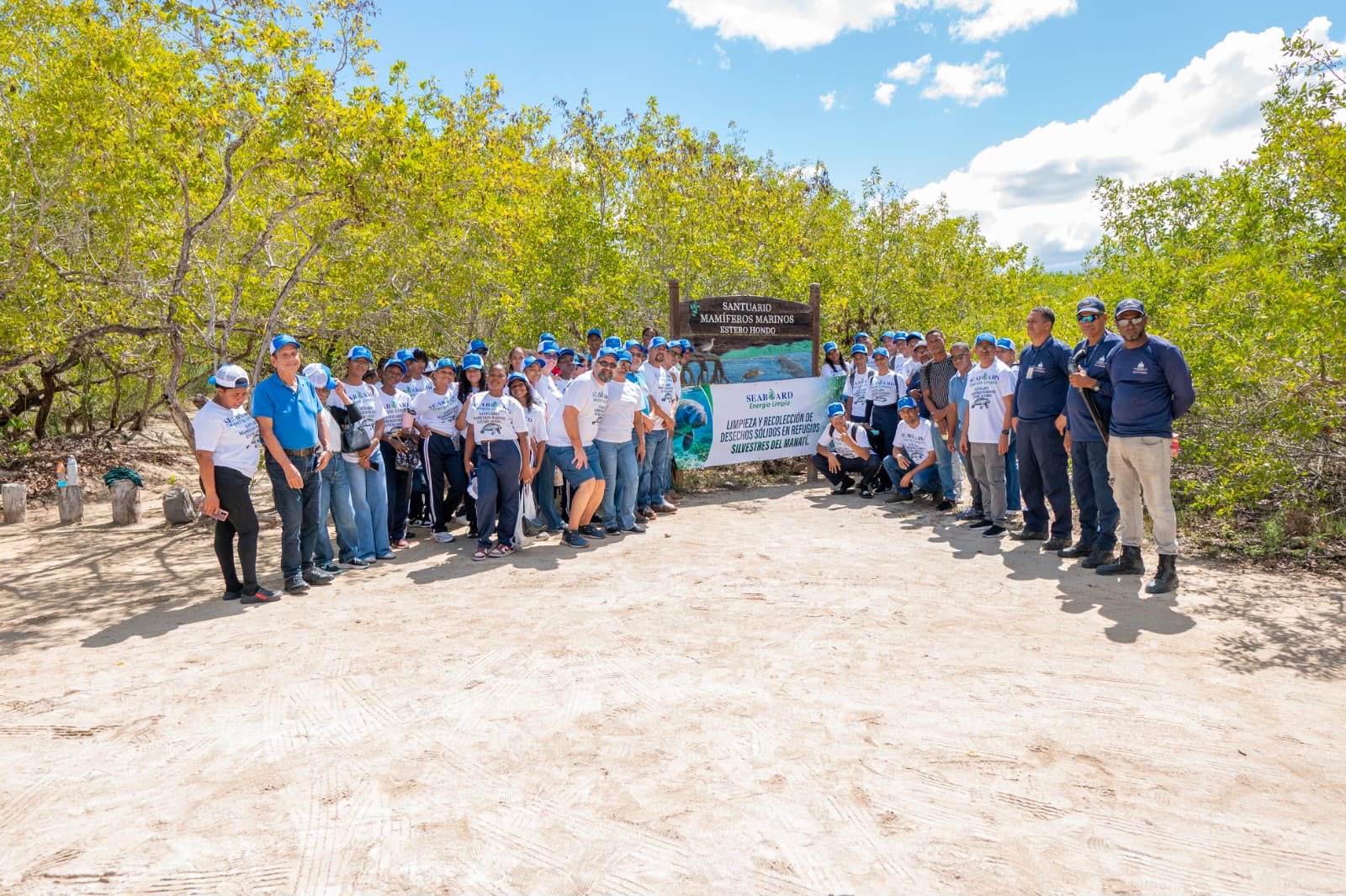 Seaboard y estudiantes recolectan más de 2,000 libras de plástico en santuario de manatíes en Puerto Plata