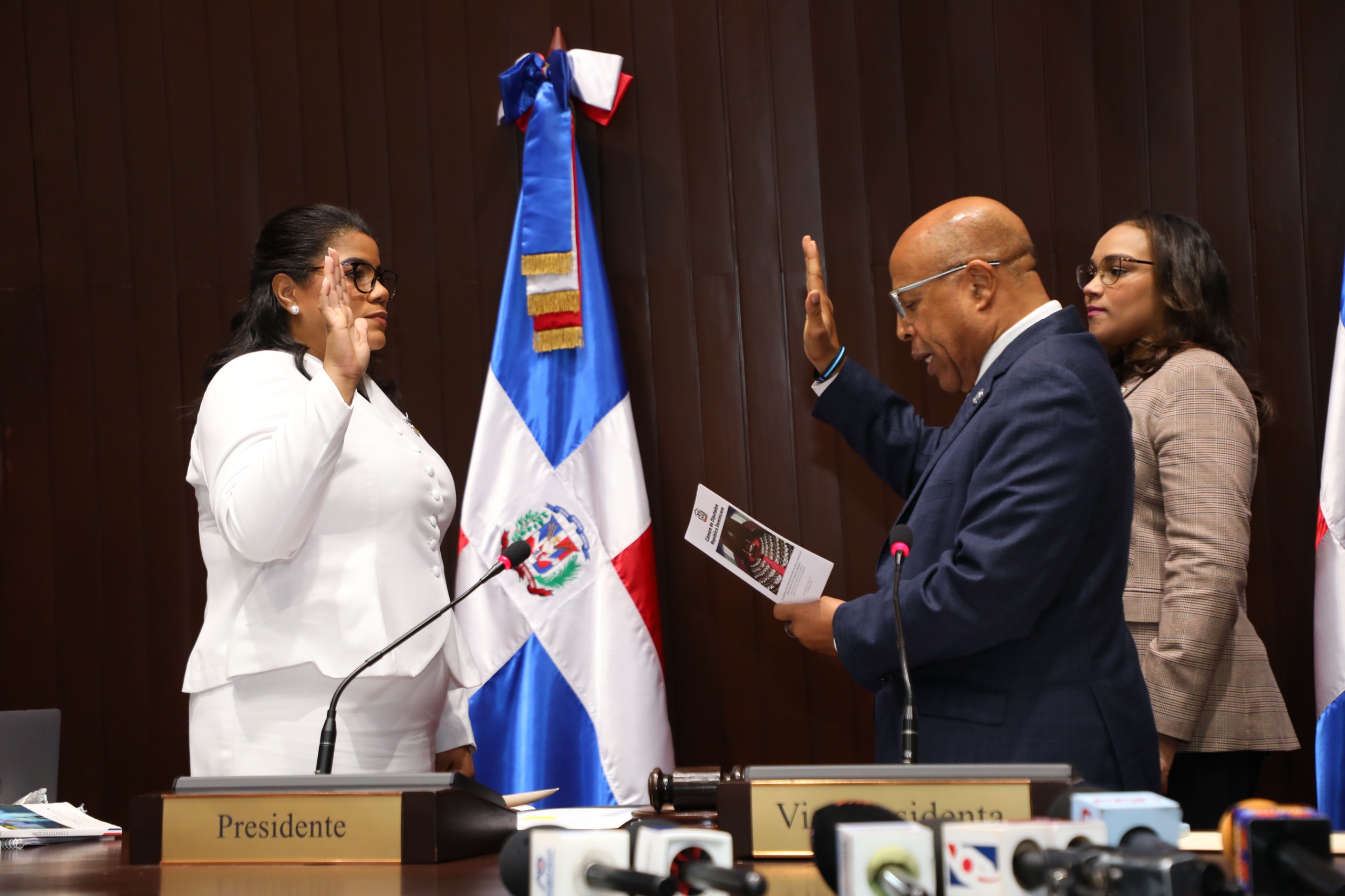 Diputados eligen a Minerva Frías como sustituta de su padre Jorge Frías