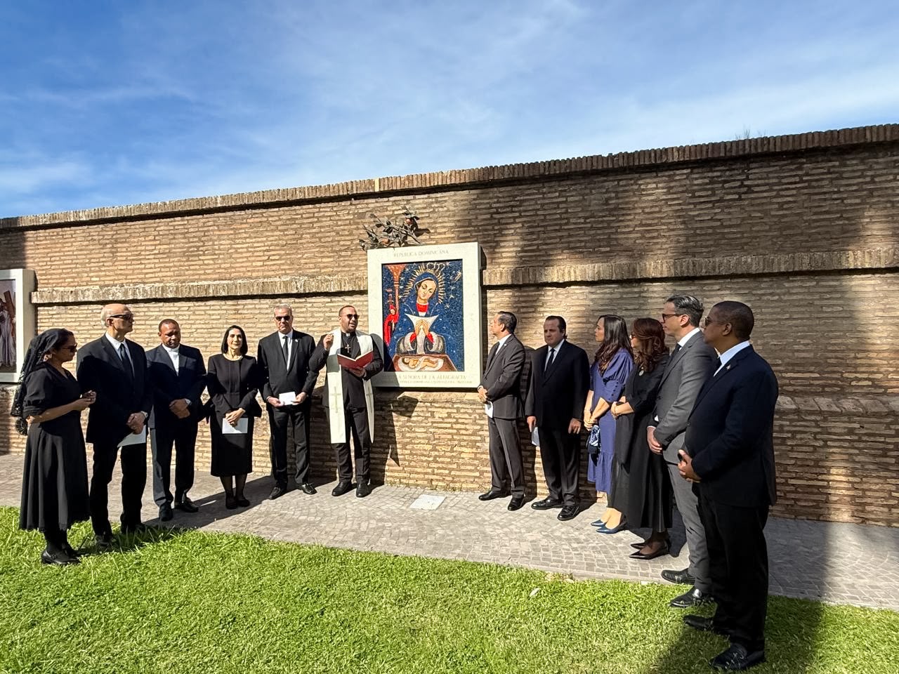 Abinader pide a los dominicanos orar por la salud del papa León XIV