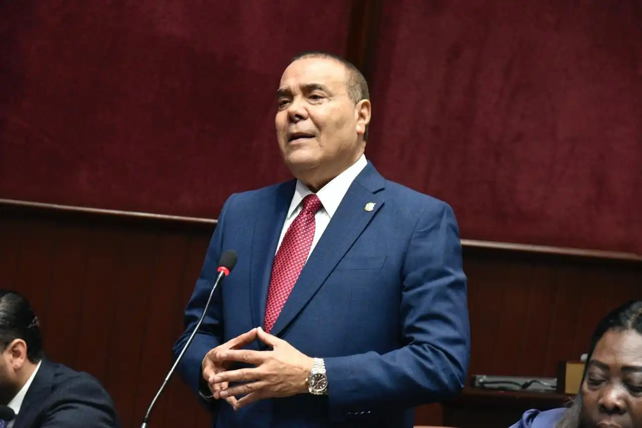 Diputado propone reducir un 30 % las tasas de interés de las tarjetas de crédito