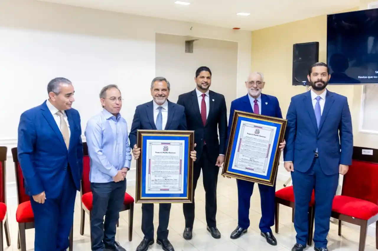 Senado reconoce a Vitelio Mejía y Junior Noboa por sus aportes al béisbol dominicano