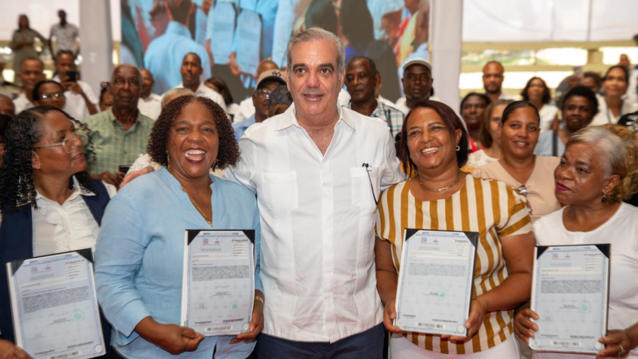 Abinader entrega 2,200 títulos de propiedad a familias de Villa Altagracia