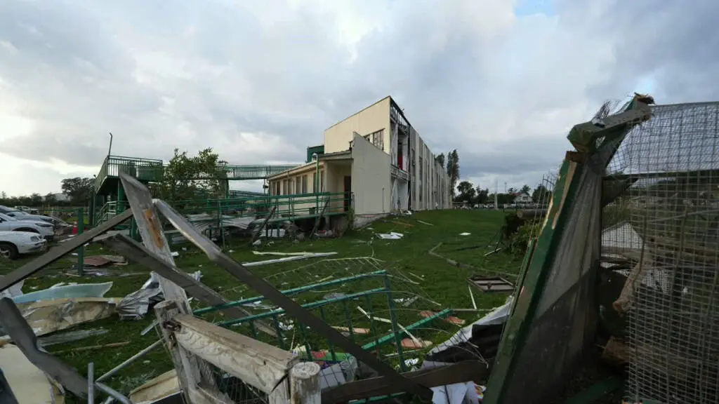 Tornado causa daños en un colegio y 25 viviendas en el centro de Chile